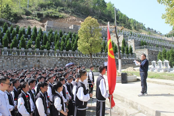 茅坪镇民政办主任王祖海介绍烈士殷伟事迹